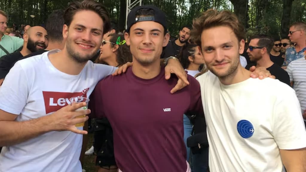 Max (rechts) voordat hij ziek werd, met zijn broer (links) en een vriend.